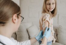 Jak wybrać bezpieczny obóz letni dla dziecka z cukrzycą lub inną chorobą przewlekłą Dziewczynka podczas domowego badania poziomu cukru przez pielęgniarkę