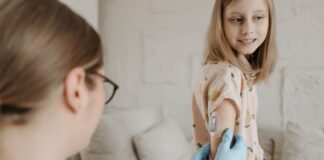 Jak wybrać bezpieczny obóz letni dla dziecka z cukrzycą lub inną chorobą przewlekłą Dziewczynka podczas domowego badania poziomu cukru przez pielęgniarkę