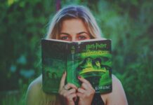 Pięć książek, które koniecznie przeczytaj, zanim obejrzysz ich ekranizacje Kobieta czytająca książkę Harry Potter wśród zieleni