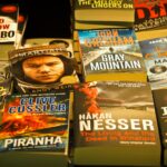 Półka w księgarni z wyeksponowanymi bestsellerowymi thrillerami