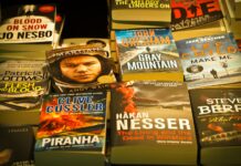 Półka w księgarni z wyeksponowanymi bestsellerowymi thrillerami