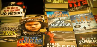 Krótko, mrocznie i do poduszki: nowe nordyckie zbiory opowiadań kryminalnych dla zabieganych Półka w księgarni z wyeksponowanymi bestsellerowymi thrillerami