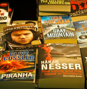 Półka w księgarni z wyeksponowanymi bestsellerowymi thrillerami