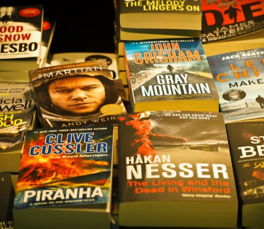 Krótko, mrocznie i do poduszki: nowe nordyckie zbiory opowiadań kryminalnych dla zabieganych Półka w księgarni z wyeksponowanymi bestsellerowymi thrillerami