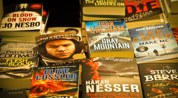 Półka w księgarni z wyeksponowanymi bestsellerowymi thrillerami
