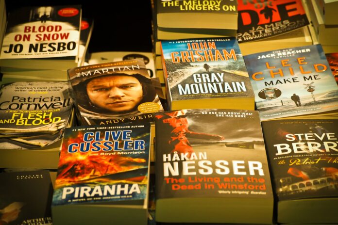 Półka w księgarni z wyeksponowanymi bestsellerowymi thrillerami