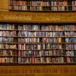 Półki w miejskiej bibliotece z kolorowymi okładkami nowych książek