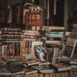 Przytulna księgarnia z regałami pełnymi powieści i literatury