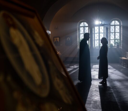 Religia, poczucie winy i kara: moralne konflikty w szwedzkich kryminałach psychologicznych Sylwetki księdza i parafianki rozmawiających w jasnym wnętrzu kościoła