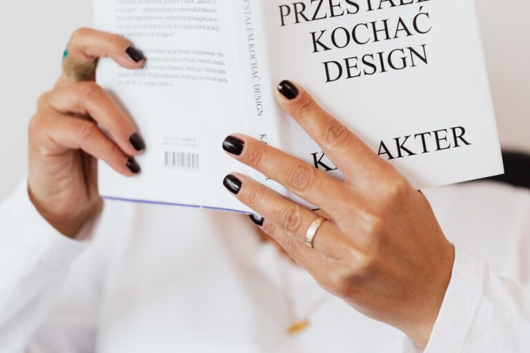 Kobieta czytająca książkę w domu podczas weekendowego odpoczynku