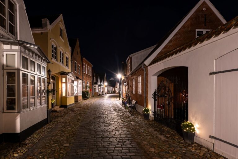 Nocny brukowany zaułek z tradycyjną zabudową w Tønder w Danii